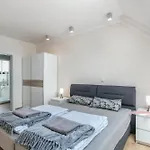 Mit Grossem Garten Apartment