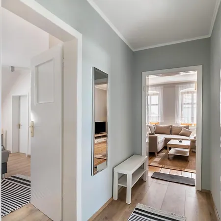 Mit Grossem Garten * לינדו